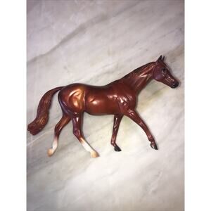BREYER #957 CLASSIC FREEDOM SERIES CHESTNUT WALKING THOROUGHBRED